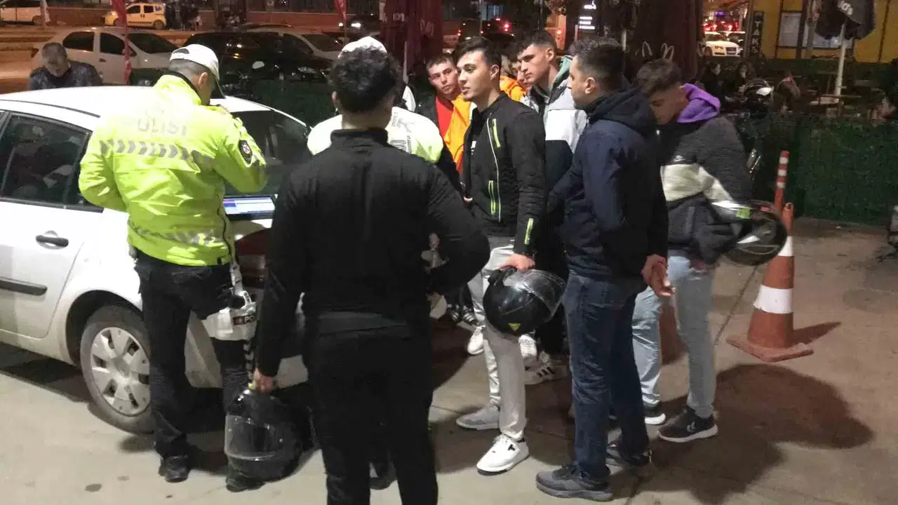 Sivil Trafik Polisleri Yarış Yaparak Abartı Egzoz Patlatan Motosikletlileri Takip Ederek Yakaladı