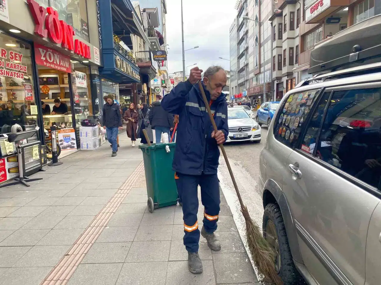 Sokakta Paklık Yapan Görevliyi Darp Ettiler