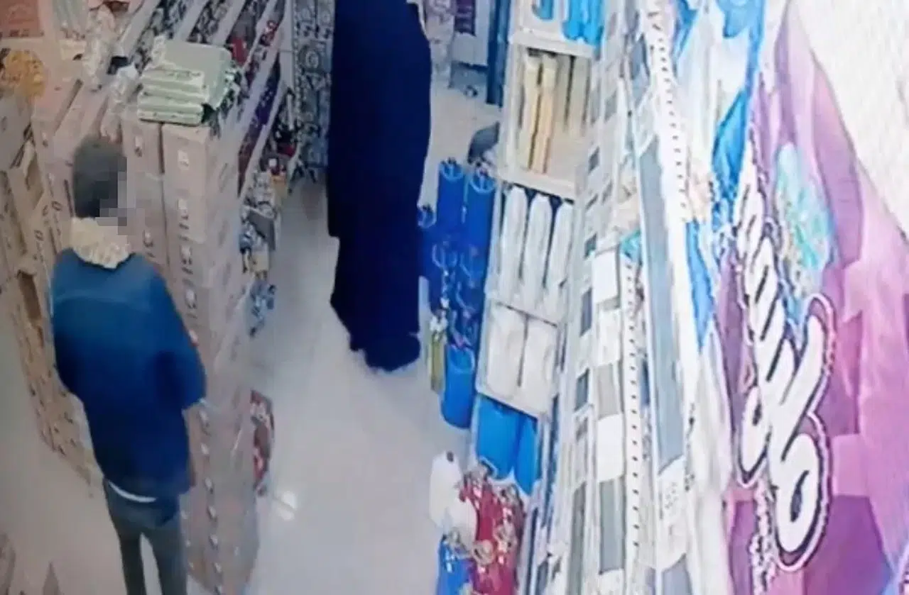Sultangazi’de Markete Giren Hırsız, Çaldığı Eserleri Göğsüne Sakladı: O Anlar Kamerada
