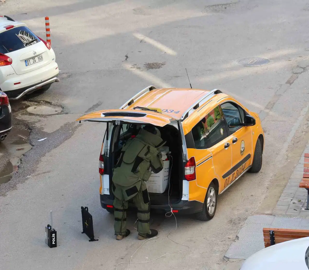 Taksiye Binip Karton Kutusunu Almadan Kaçan Kuşkulu, Polisi Alarma Geçirdi