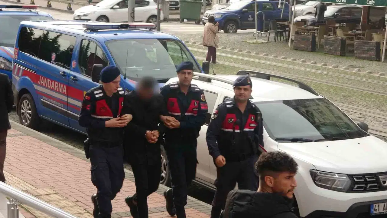 Tek Tuş Dehşeti Önledi: Genç Bayanın Yardımına 3 Dakikada Yetiştiler
