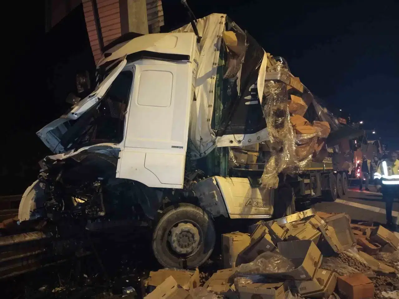 Tem Otoyolu’nda Denetimden Çıkan Kuruyemiş Yüklü Tır Bariyerlere Girdi: 1 Yaralı