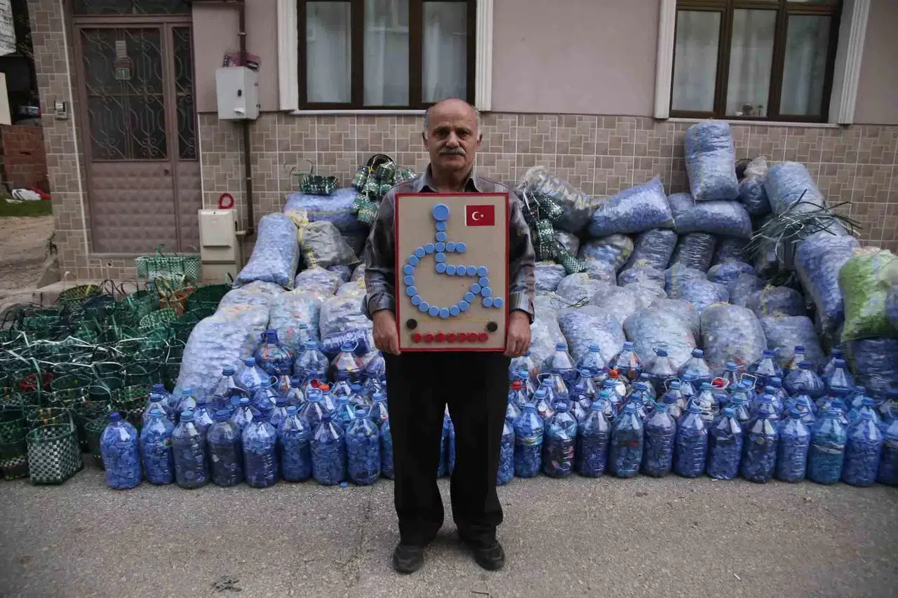 Topladığı 1 Ton Kapakla Engelliler İçin Tekerlekli Sandalye Aldı