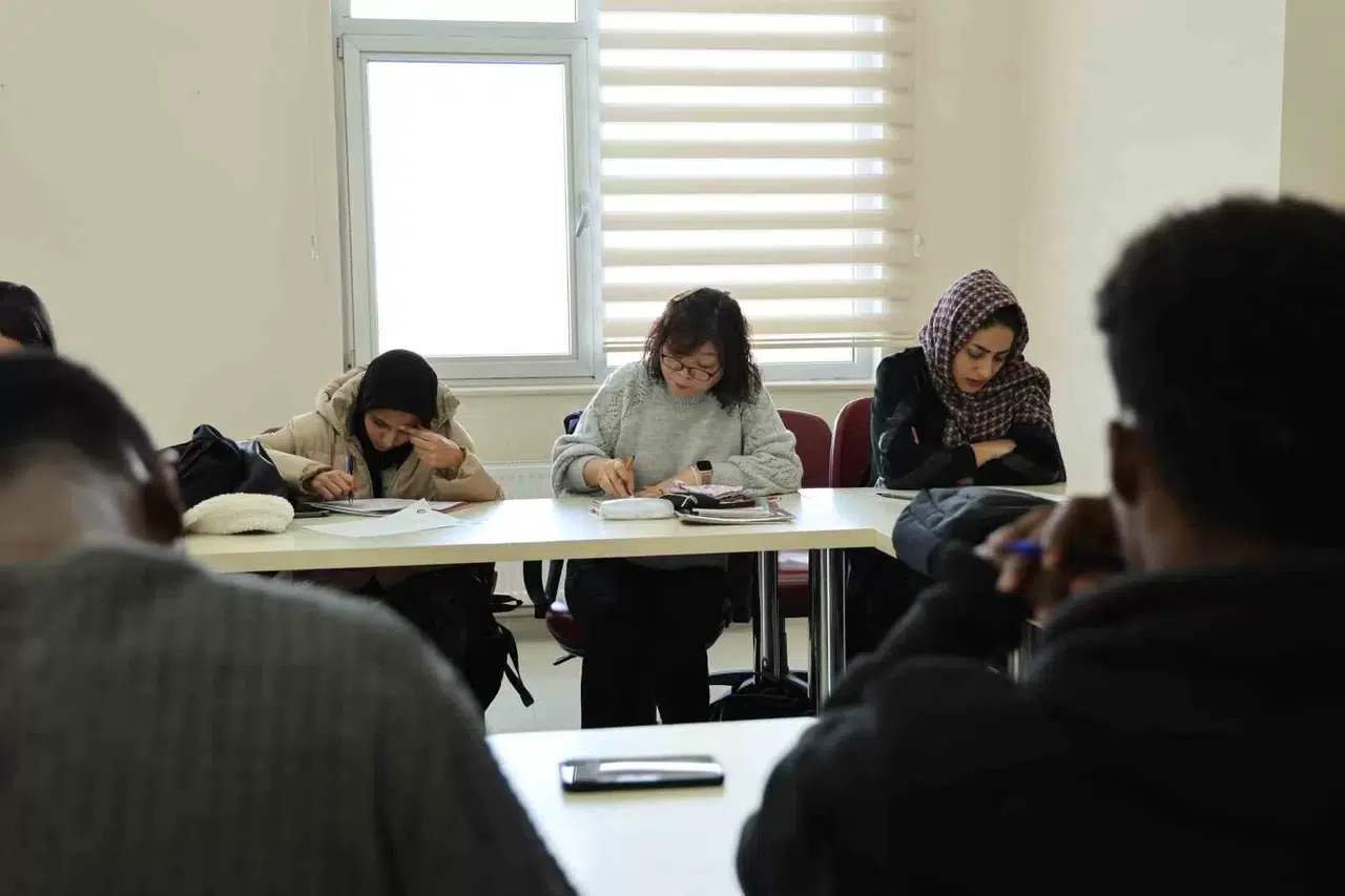 Türkiye’yi Gezen Güney Koreli Bayan, Hayran Kaldığı Diyarbakır’da Yaşamak İçin Türkçe Öğreniyor