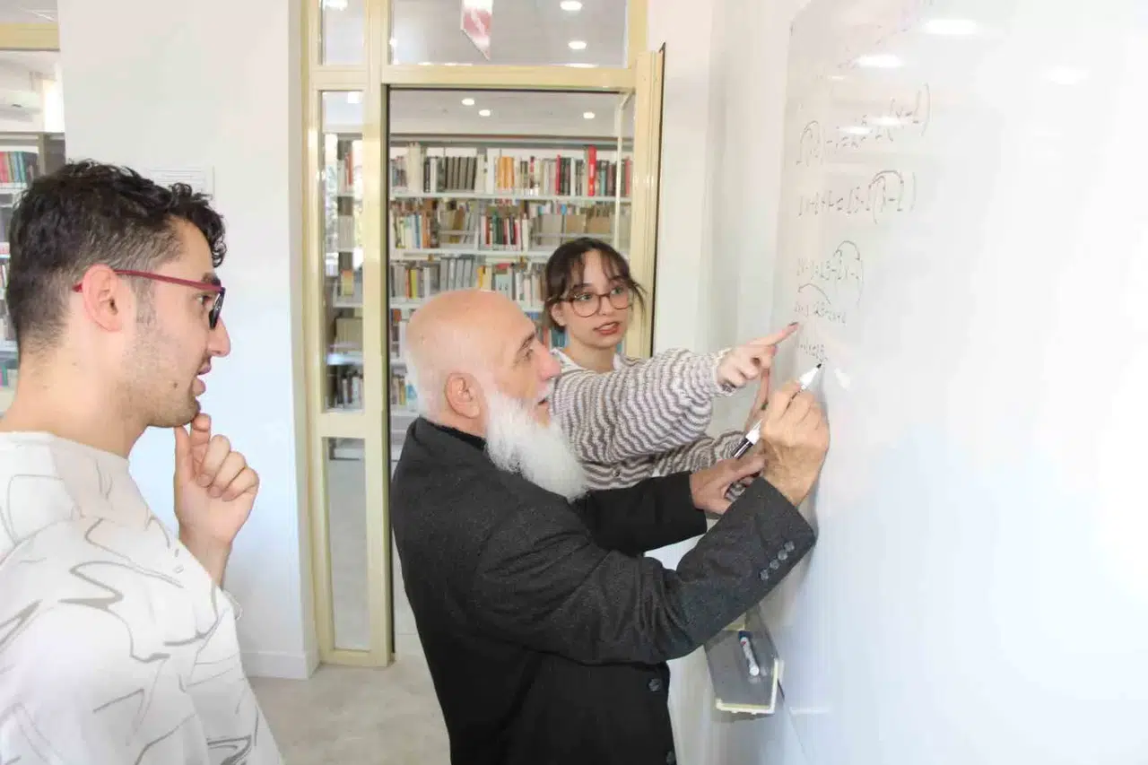 Üniversitelilerden, 4. Kez DGS’ye Hazırlanan Yaşar Dedeye Özel Matematik Dersi