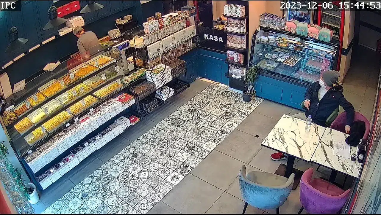 Ünlü Baklavacıda Kaşla Göz Ortası Hırsızlık Kamerada: Tatlı Siparişi Verip Cüzdanı Çaldı