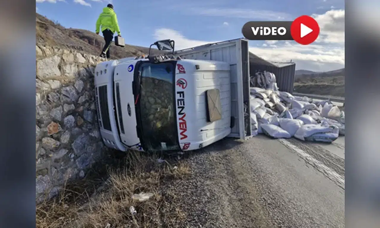 Çorum’da Kontrolden Çıkan Yem Yüklü Tır Devrildi