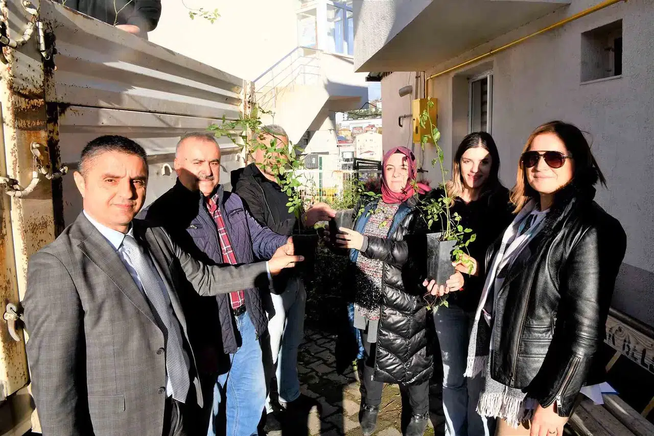 Üreticiye 2 Bin 350 Kuşburnu Fidanı Dayanağı