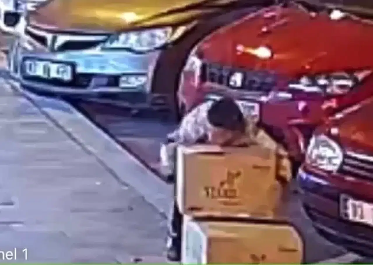 Uzunluğu Kadar Ayakkabı Kolisini Çalıp Kayıplara Karıştı