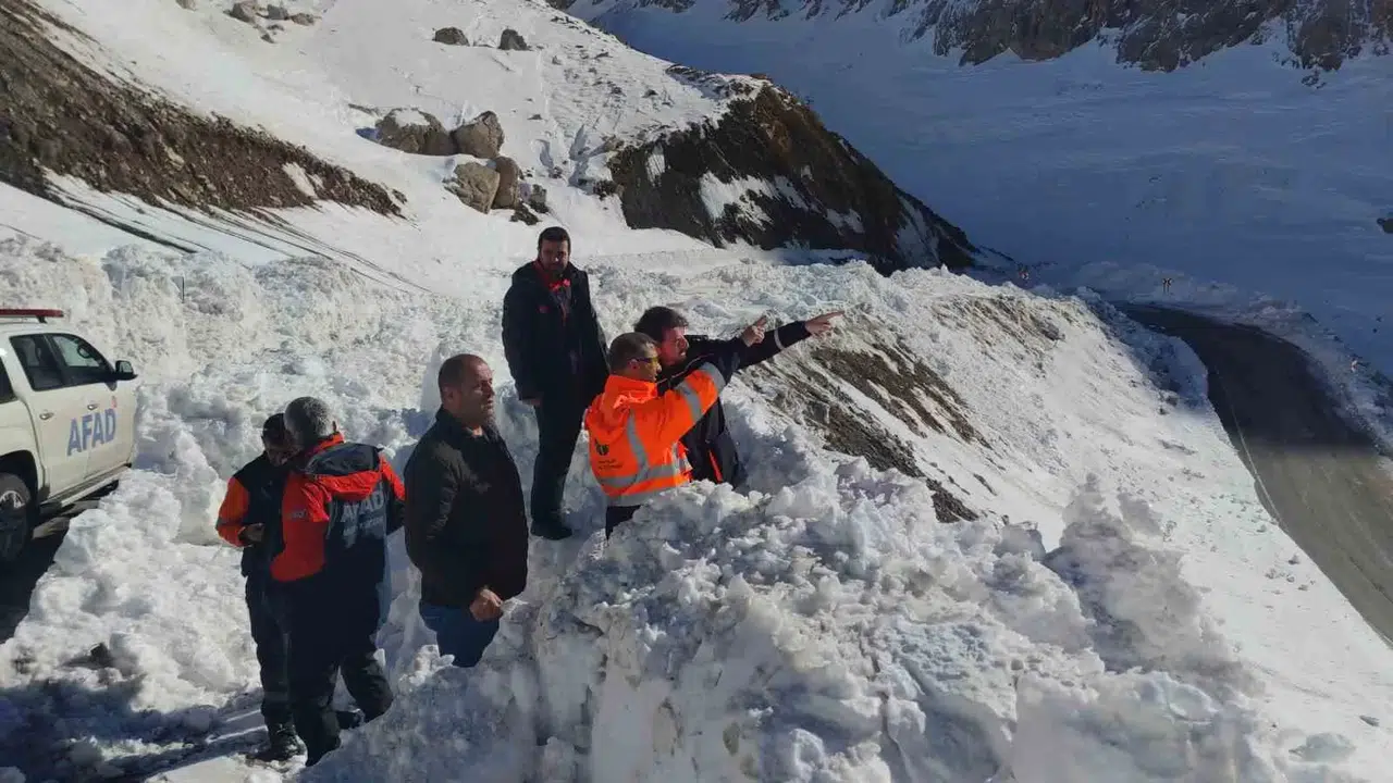 Van-Bahçesaray Pazartesi’ye Kadar Kapalı