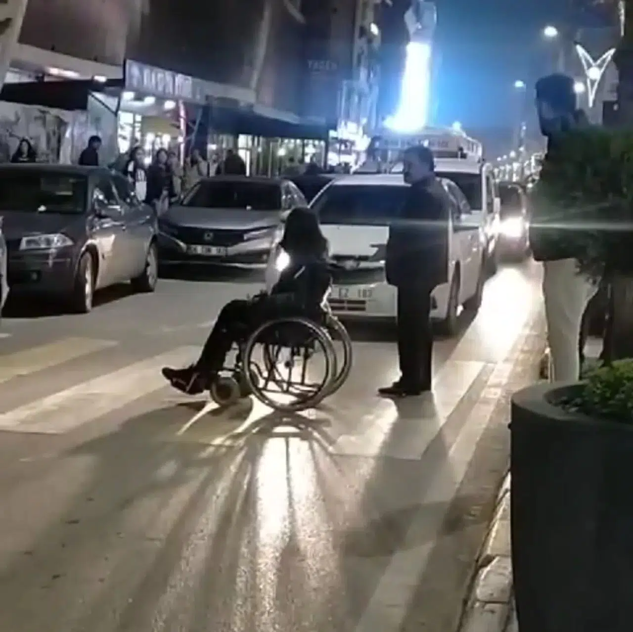 Van’da Bilinçsiz Şoförlere Kızan Engelli Genç Caddeyi Trafiğe Kapattı