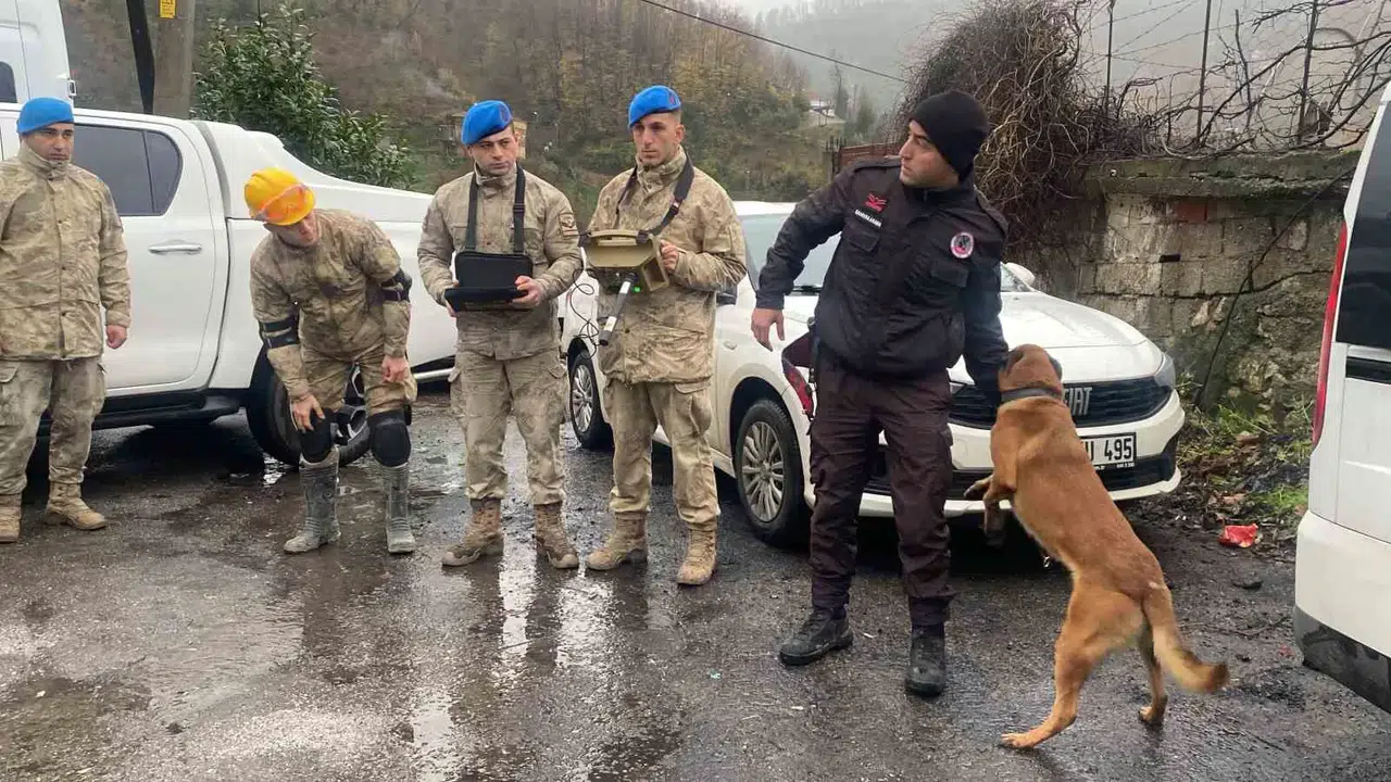 Zonguldak’ta Toprak Altında Kalan Anne ve Oğlunu Arama Çalışmaları Günün Birinci Işıklarıyla Yine Başladı