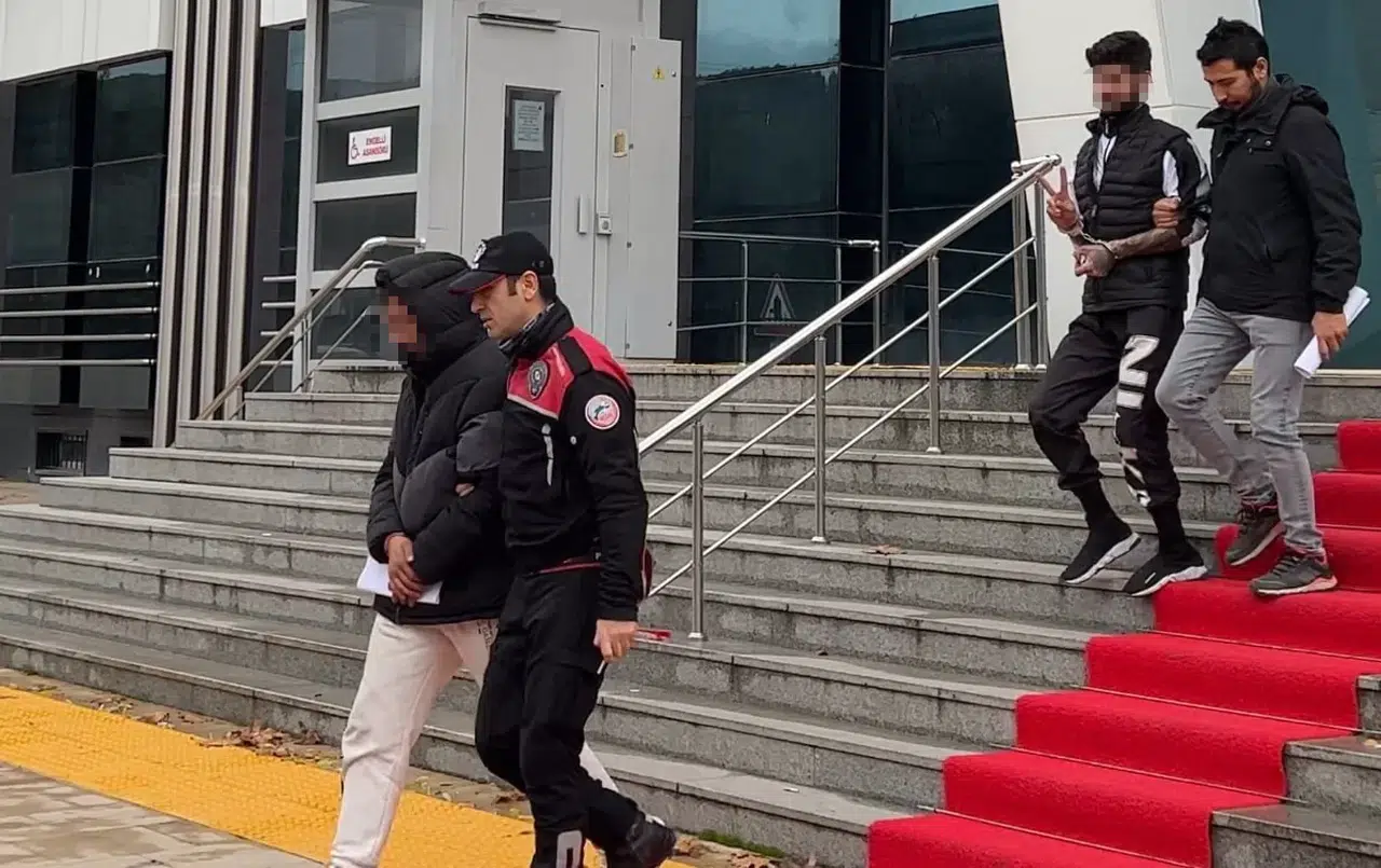 100 Bin Liralık Uyuşturucuyla Yakalandılar Zafer İşareti Yaptılar