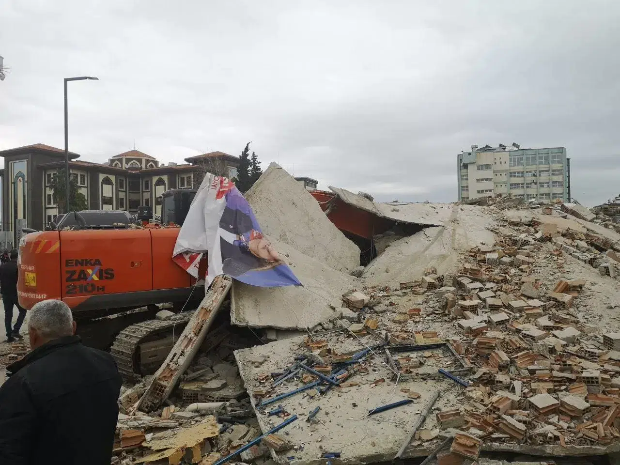 5 Katlı Bina Tek Dokunuşta Çöktü, Kepçe Operatörü Yaralandı