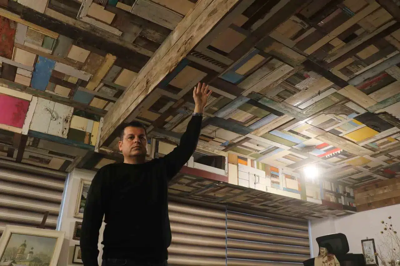 500 Enkazdan Topladığı 5 Bin Modül Ahşabı Ofisinin Tavanında Sanat Yapıtına Dönüştürdü
