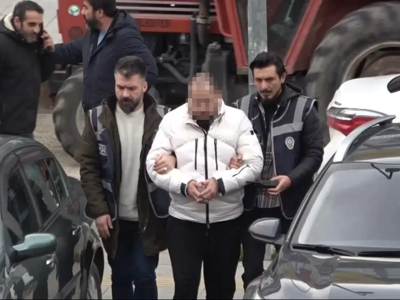56 Nitelikli Dolandırıcılık Olayına Karışan Şahsın Adliyeye Çıkarken Pişkinliği Pes Dedirtti