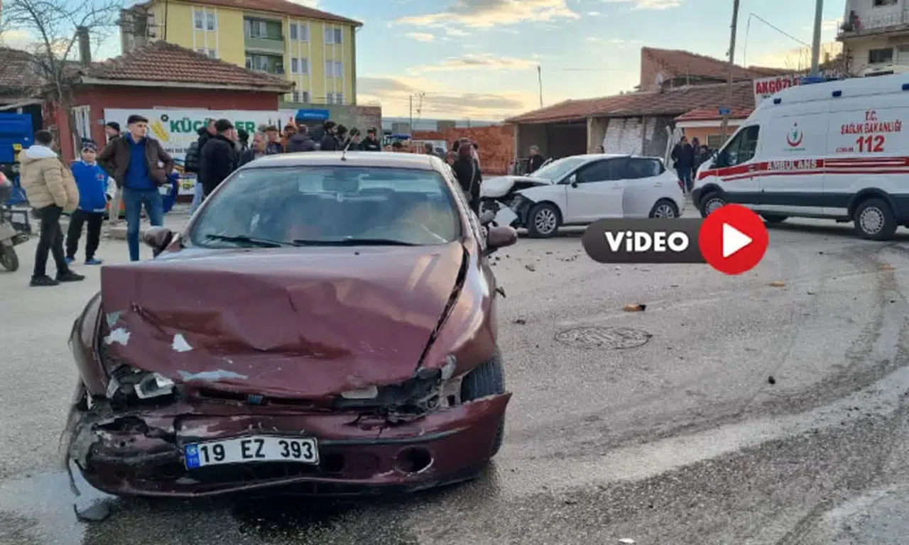 Otomobiller Çarpıştı: Üç yaralı
