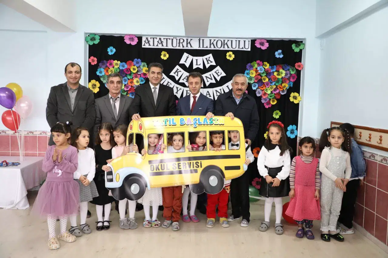 İlçelerdeki Öğrenciler Karne Sevinci Yaşadı
