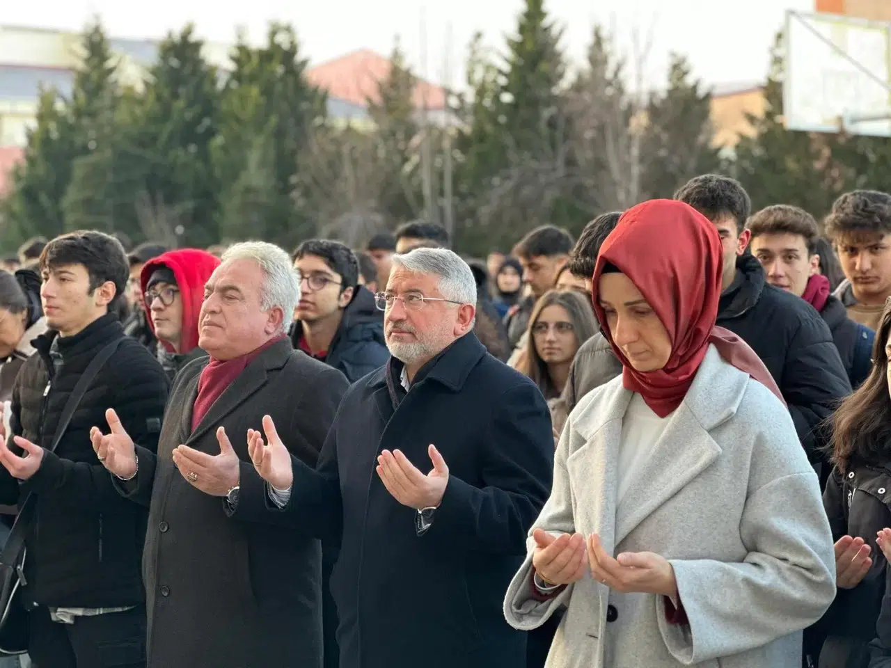 Gençlerden Şehitler İçin Saygı Duruşu