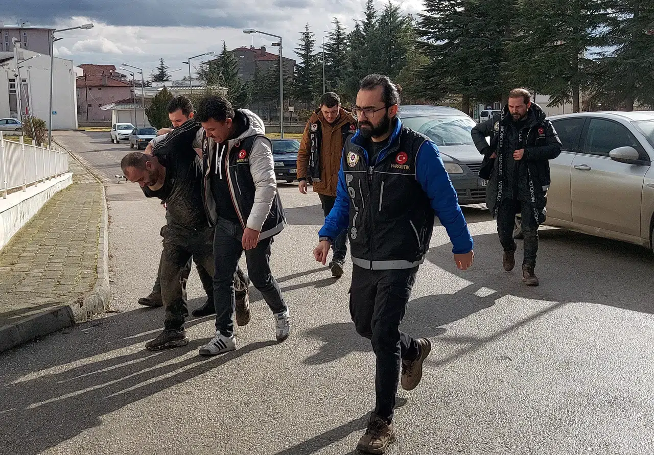 Polisten Amasya’ya Kadar Kaçan Uyuşturucu Tacirleri Tutuklandı