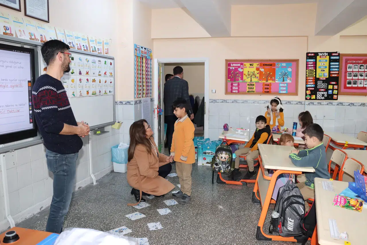 Şahiner’den Öğrencilere Karne Hediyesi