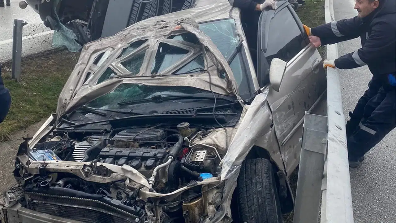 TIR ile Otomobil Çarpıştı: Üç Yaralı