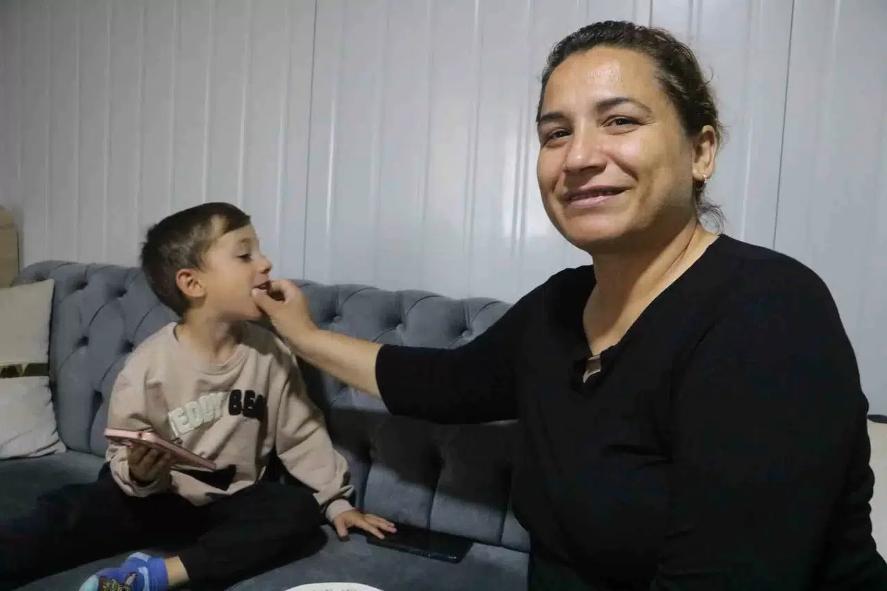 Acılı Anne Asrın Felaketinde Kaybettiği Evlatlarının Hasretini Hayatta Kalan Evlatlarıyla Gideriyor