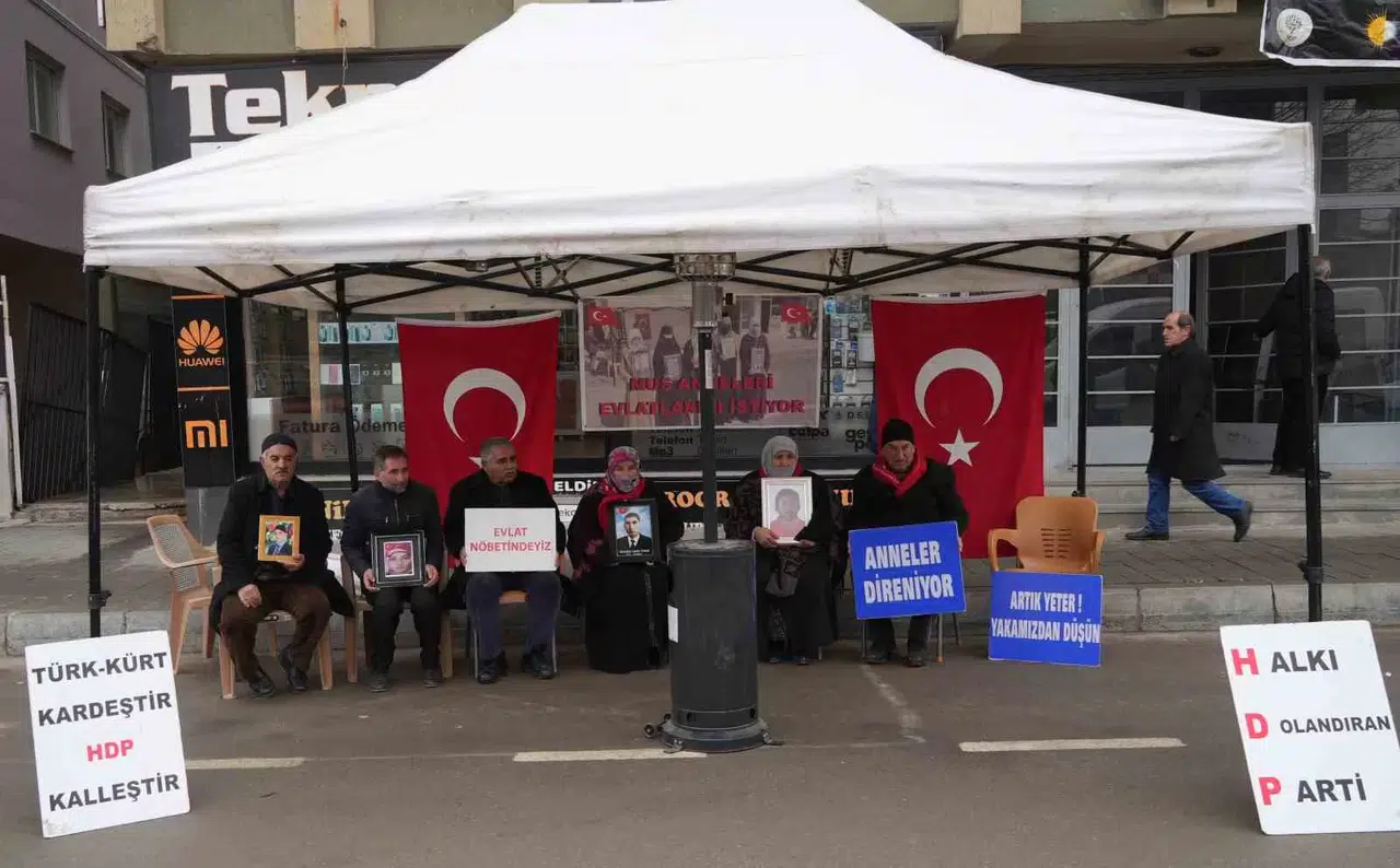 Acılı Anne: “Yeni Yıla Girdik Fakat Ciğerimiz Yanık, Evlatlarımız Yok”