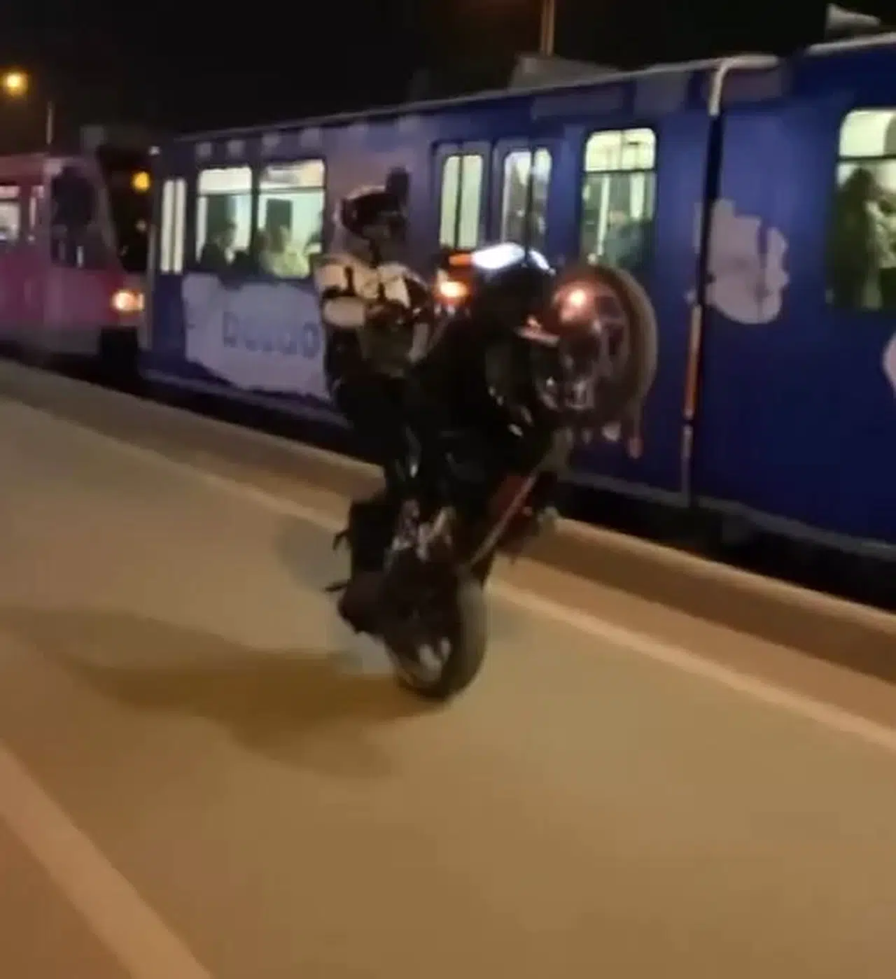Ağır Trafikte Motosikletin Önünü Kaldırarak Akrobatik Hareketler Yaptı