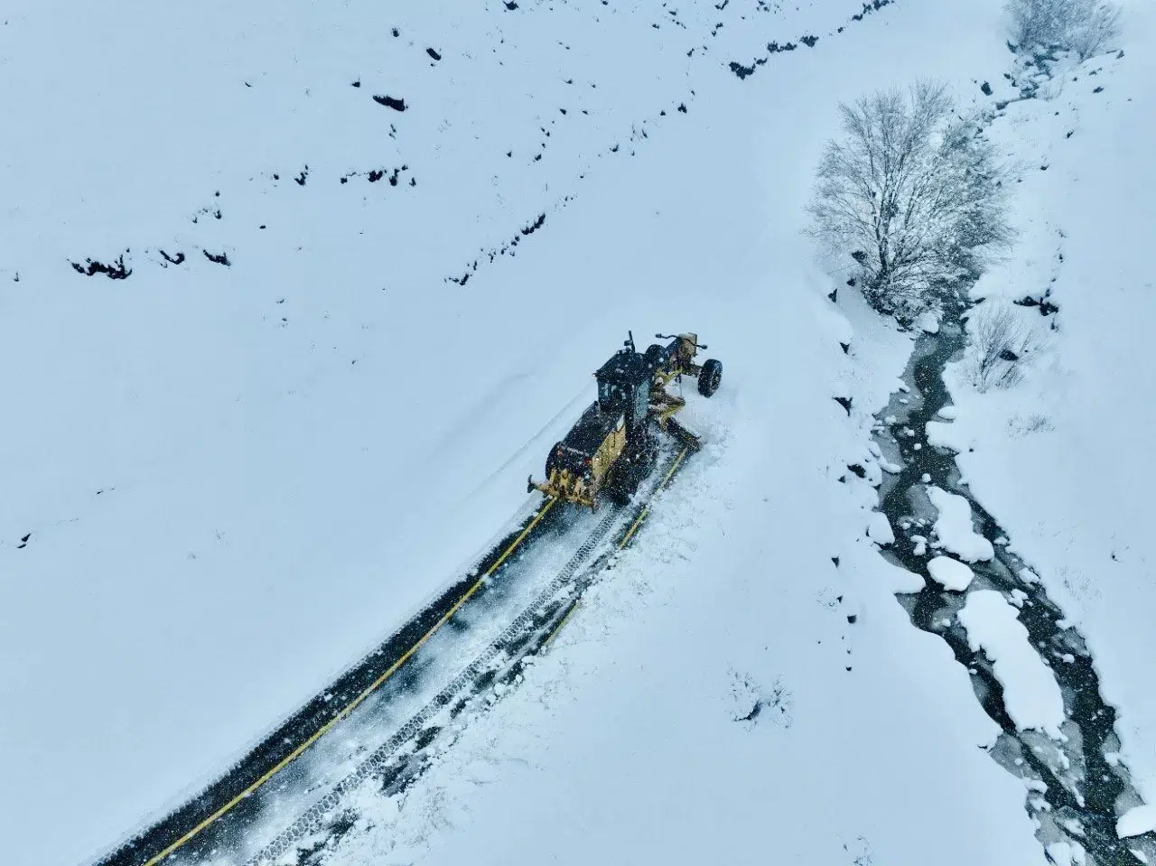 Ağrı’da "Kar Kaplanları" Kapanan Yollar İçin Seferber Oldu