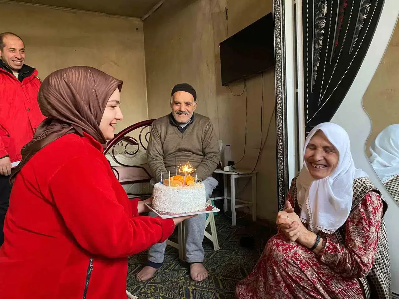Ağrı’da Kızılay’dan 65 Yaşındaki Bayana Doğum Günü Sürprizi