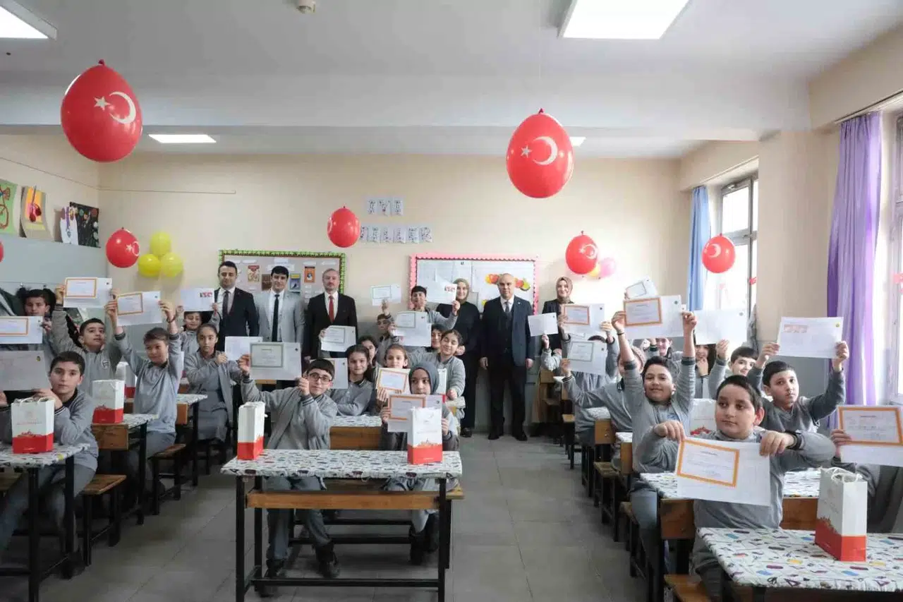 Ağrı’da Yine Okula Kazandırılan Çocuklar Karne Heyecanı Yaşadı