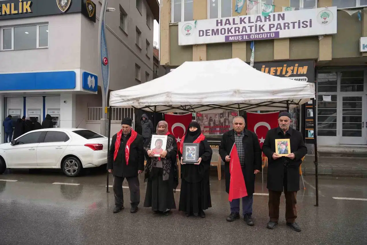 Aileler Evlat Nöbetine Soğuk Havaya Karşın Devam Etti