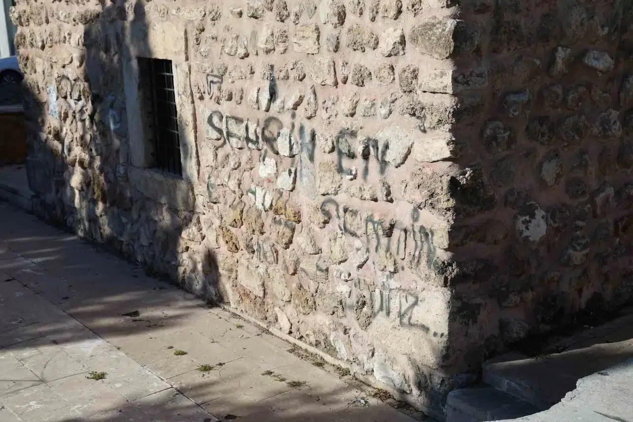 Akbaş Baba Türbesi’ne Sprey Boyalı Hücum