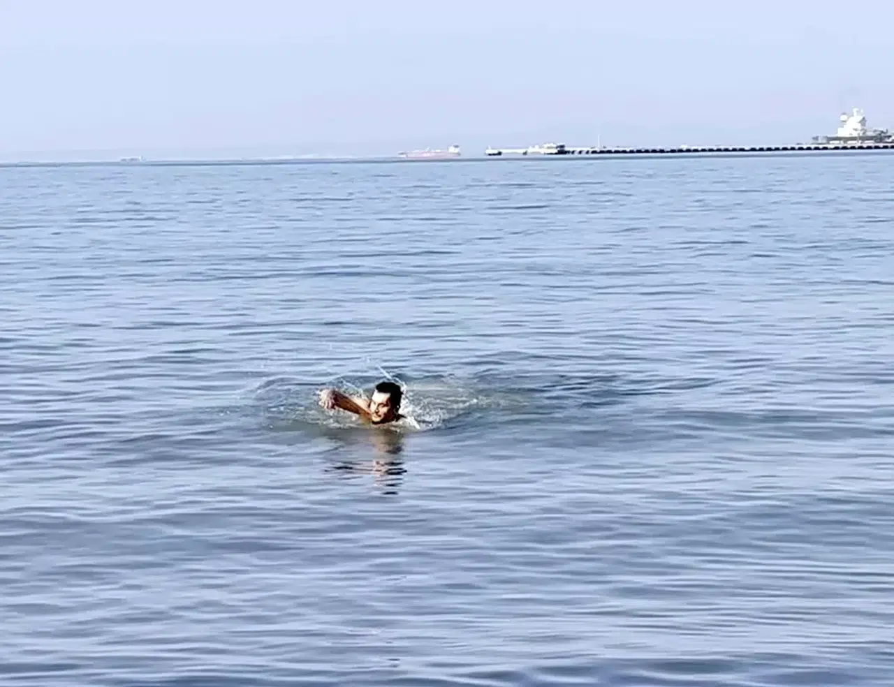 Akdeniz’in Serin Sularında Ocak Güneşinin Tadını Çıkardı
