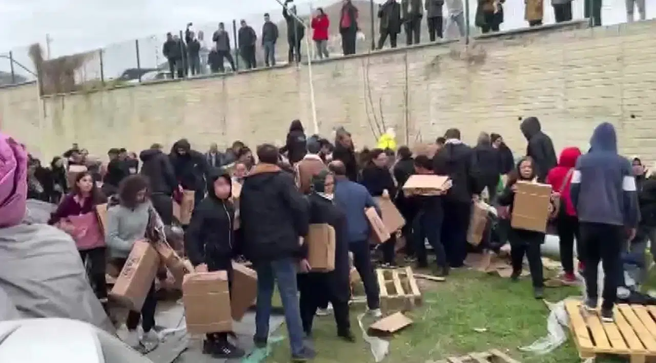 Alışveriş Şenliğindeki 1 TL’lik Sehpalar Yağmalandı