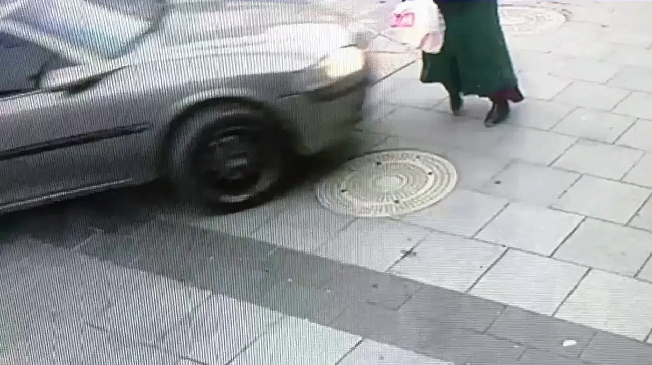 Alkollü Şahsın Kullandığı Araba Kaldırımdaki Bayana Bu türlü Çarpmış