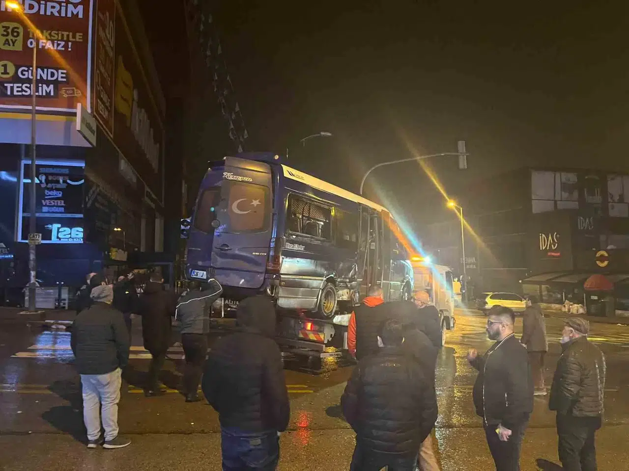 Ankara’da Arabanın Çarptığı Dolmuş Devrildi: 11 Yaralı