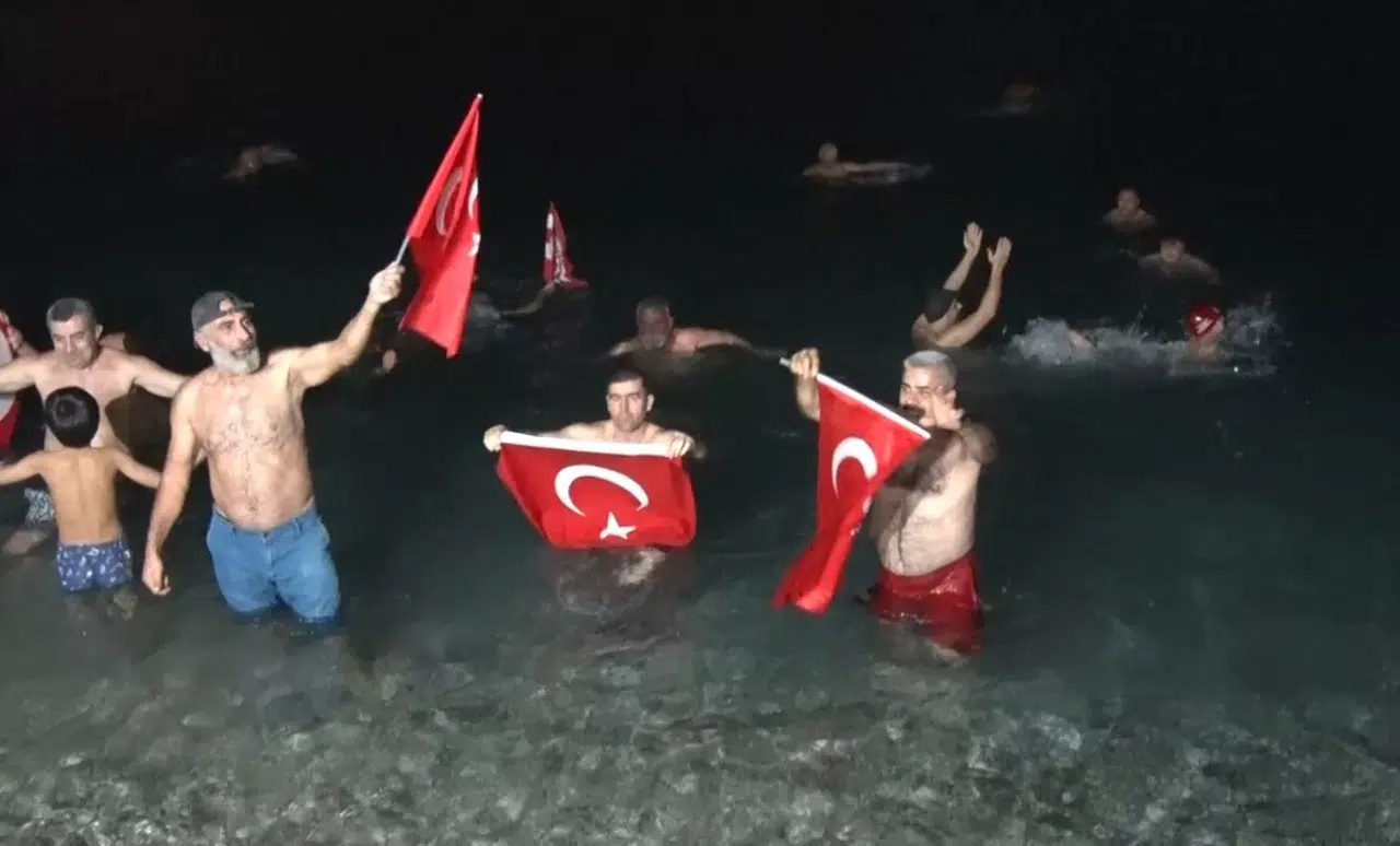 Antalya’da 2024’ü Denize Girerek Karşıladılar