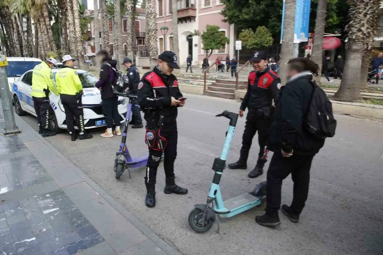 Antalya’da Eş Vakitli Elektrikli Scooter Kontrolü: 210 Şoföre Ceza, 155 Scooter Trafikten Men