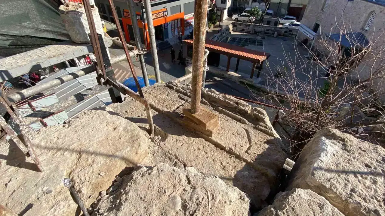 Antalya’da Saat Kulesi’nde, Harç Altından Roma Periyoduna İlişkin Blokta Yunanca 2 Harf Çıktı
