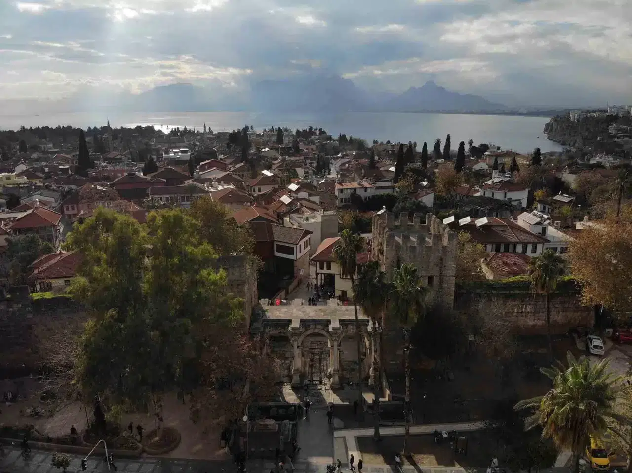 Antalya’nın 1894 Yıllık Tarihi Kapısında Egzoz Gazı ve Başka Etkenlerin Sebep Olduğu Kararmalar Giderilecek