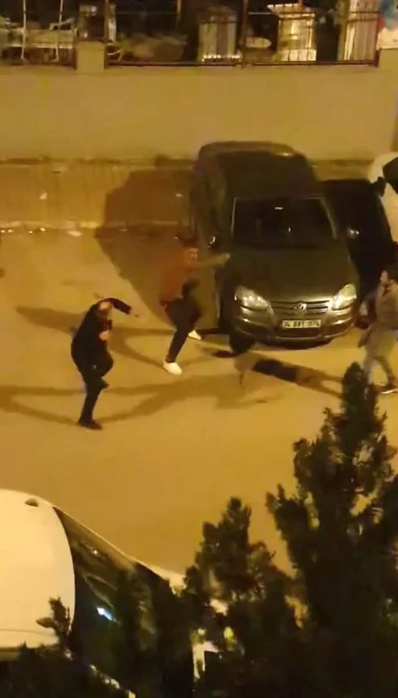 Arabalarına Ziyan Veren Adama Kırdığı Silecekle Meydan Dayağı
