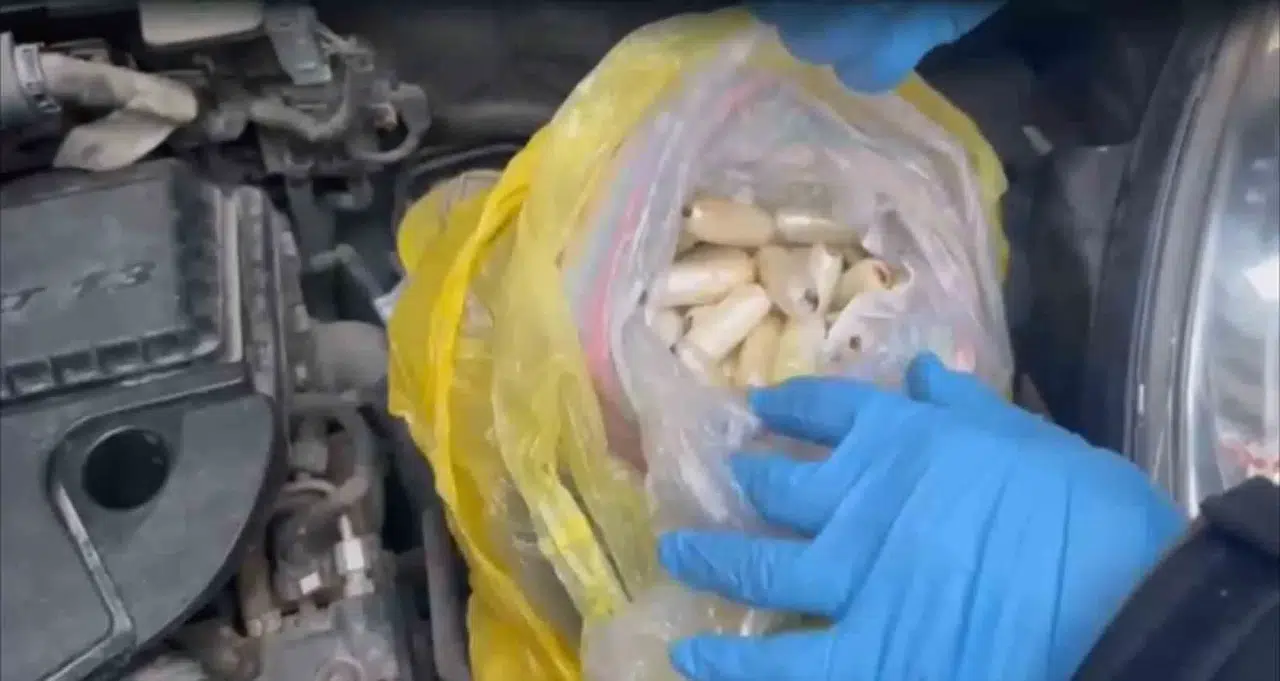 Arabanın Kaputundan 1 Kilo Uyuşturucu Çıktı