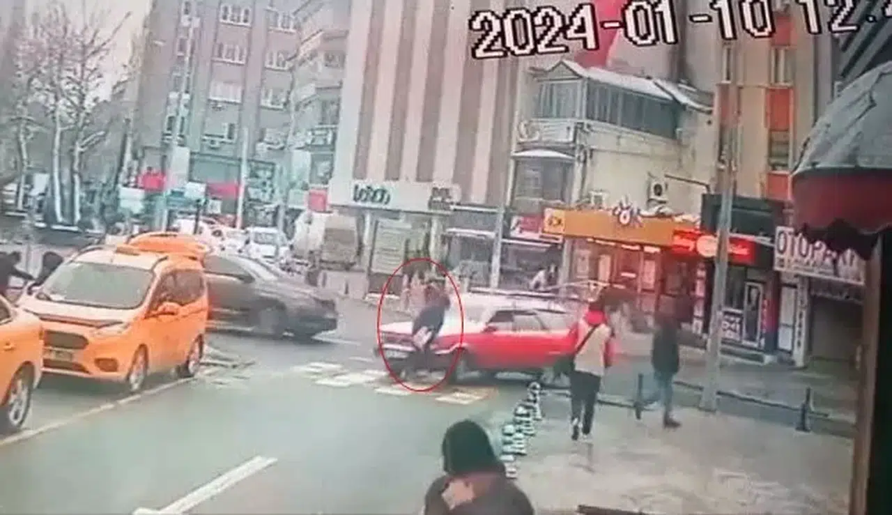 Arabanın Yaya Geçidindeki Yayaya Çarptığı Anlar Kamerada