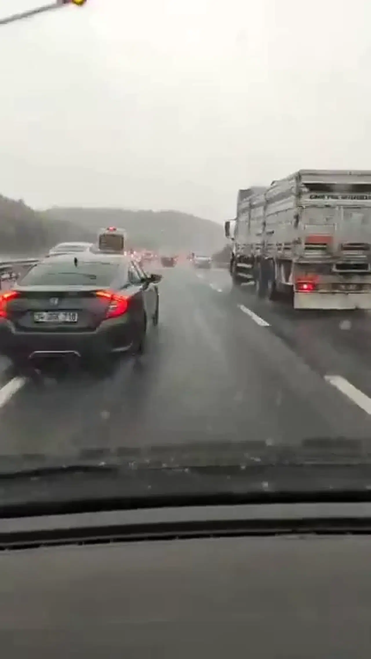 Arnavutköy’de Karlı Havada Önüne Kıran Araca Çarptı, O Anlar Kamerada