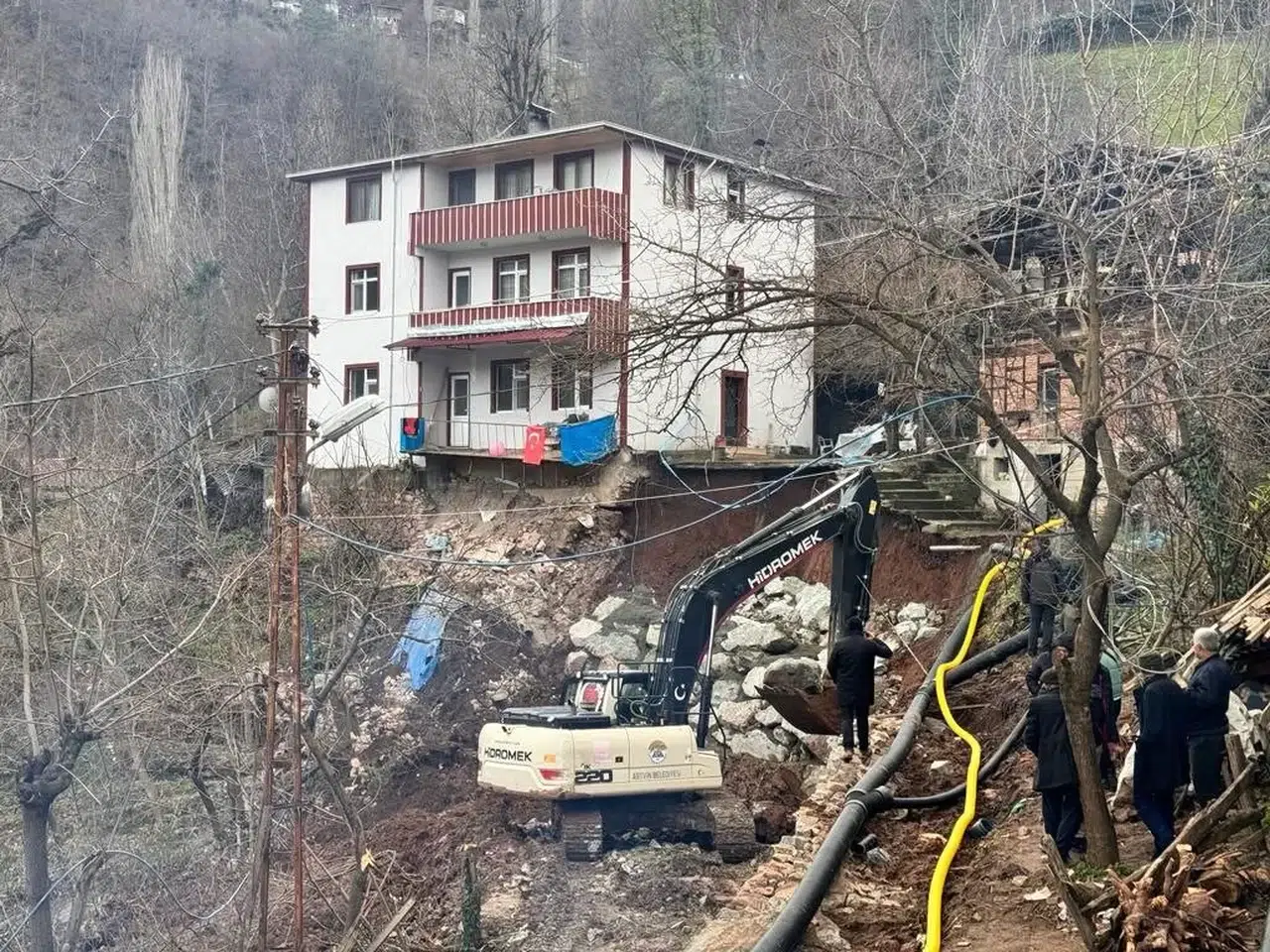 Artvin’de Heyelandan Ötürü 3 Katlı Bina Tahliye Edildi
