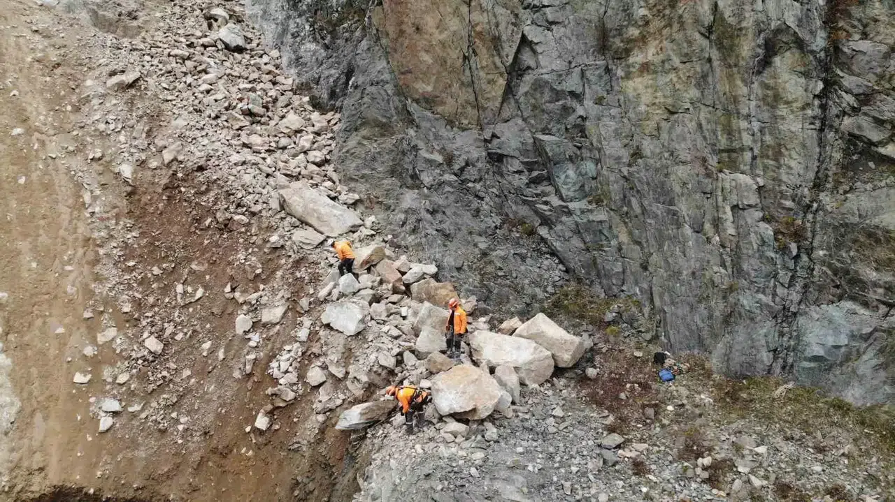 Artvin’de Heyelanlar Sonrası Profesyonel Dağcılar Yamaçlarda Kaya Paklığına Başladı