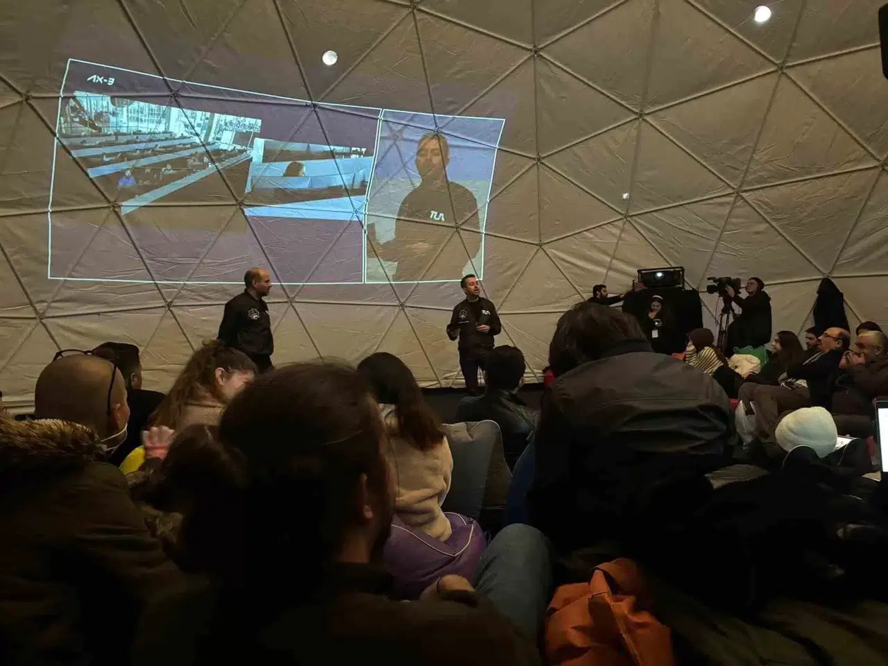 Astronot Gezeravcı’yı da Taşıyan Uzay Aracının İstasyona Kenetlenmesi Kent Meydanlarından Takip Ediliyor