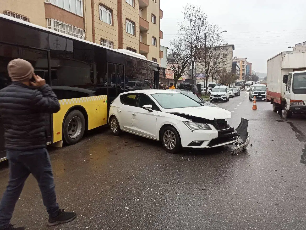 Ataşehir’de İETT Otobüsü 4 Araca Çarptı